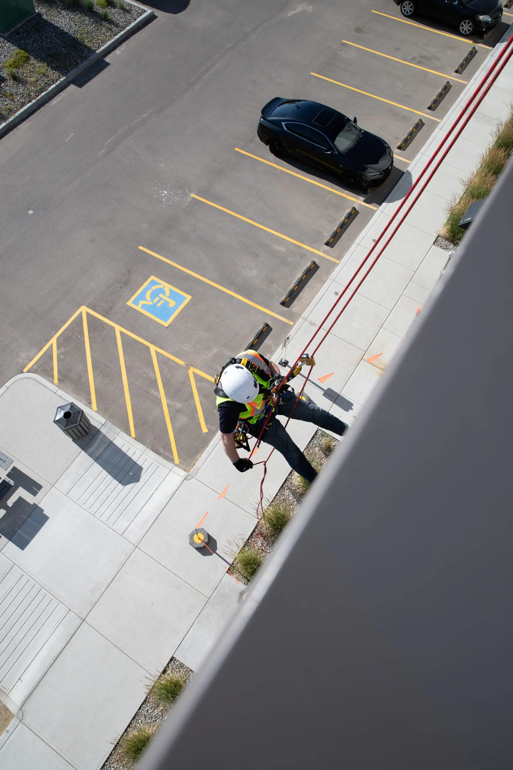 Rope access anchor system set up on rooftop without structural penetration