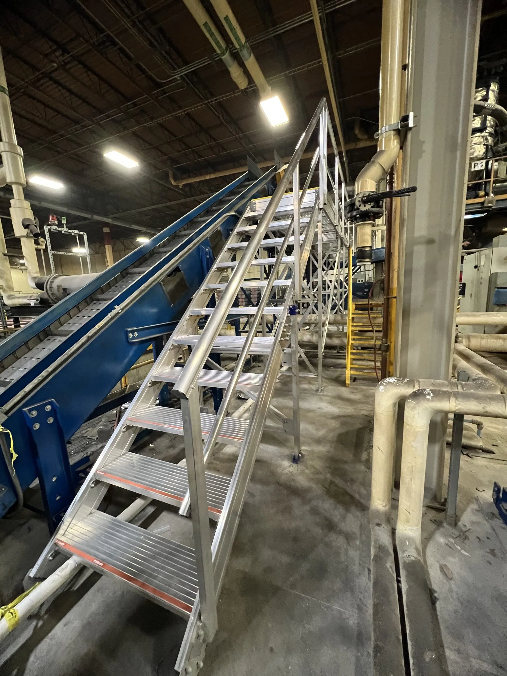 Fixed static platform providing elevated work access with guardrails