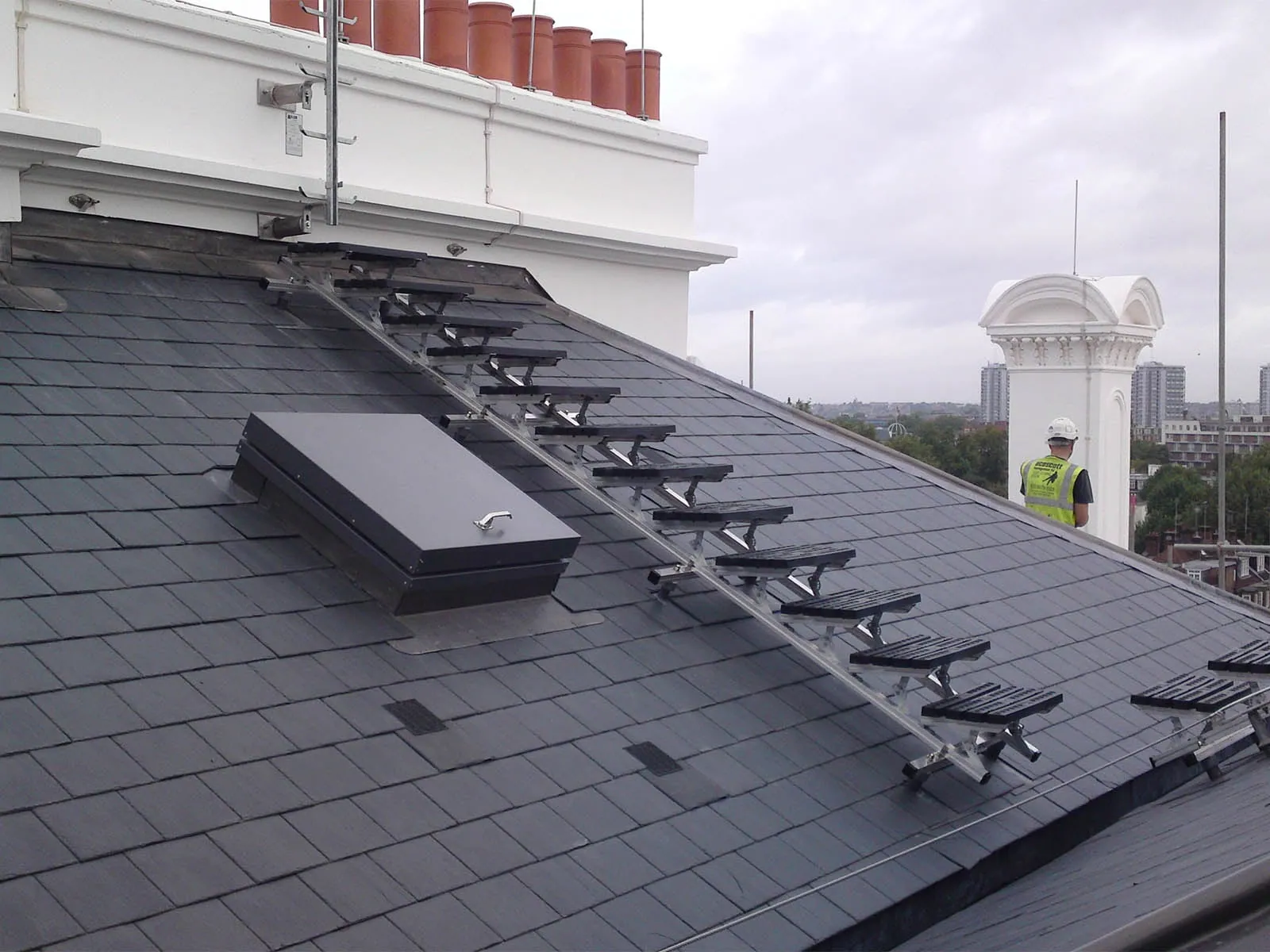 Rooftop walkway system with guardrails for safe pedestrian access on flat roofs