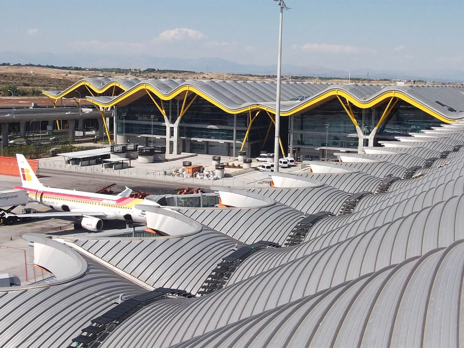 Rooftop walkway system with guardrails for safe pedestrian access on flat roofs