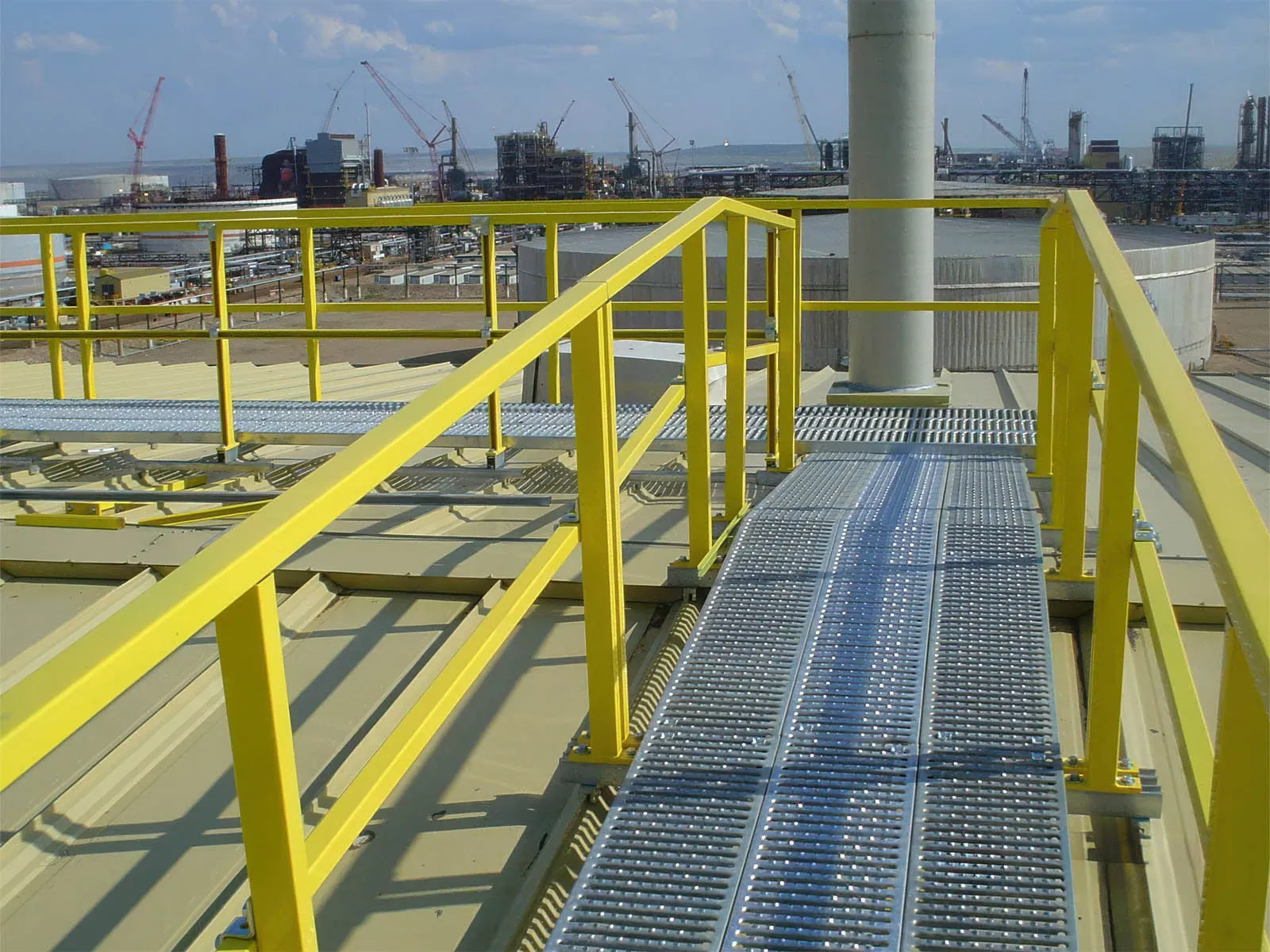 Rooftop walkway system with guardrails for safe pedestrian access on flat roofs