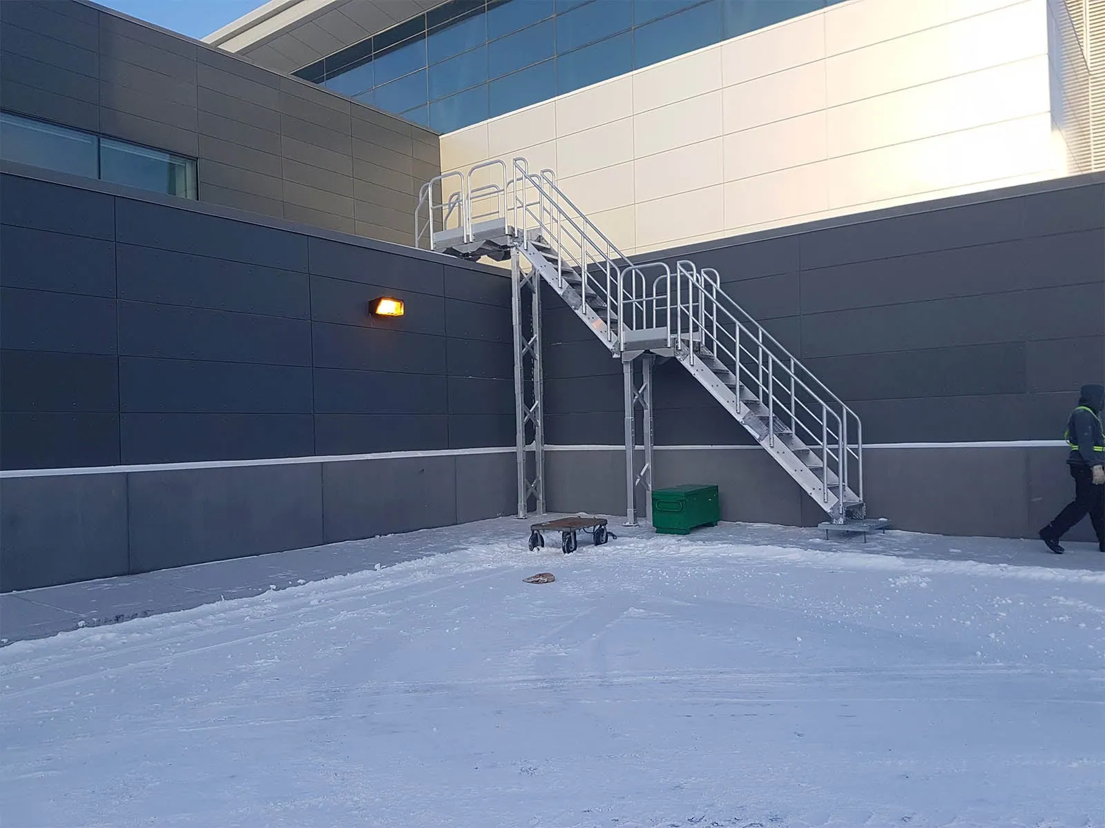 Rooftop walkway system with guardrails for safe pedestrian access on flat roofs