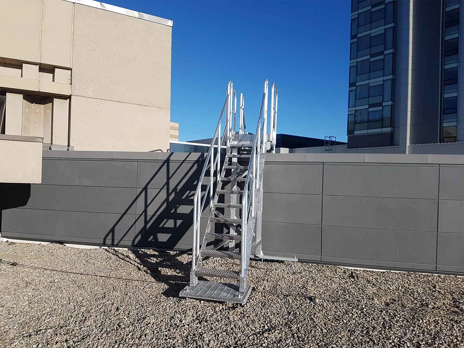 Rooftop walkway system with guardrails for safe pedestrian access on flat roofs