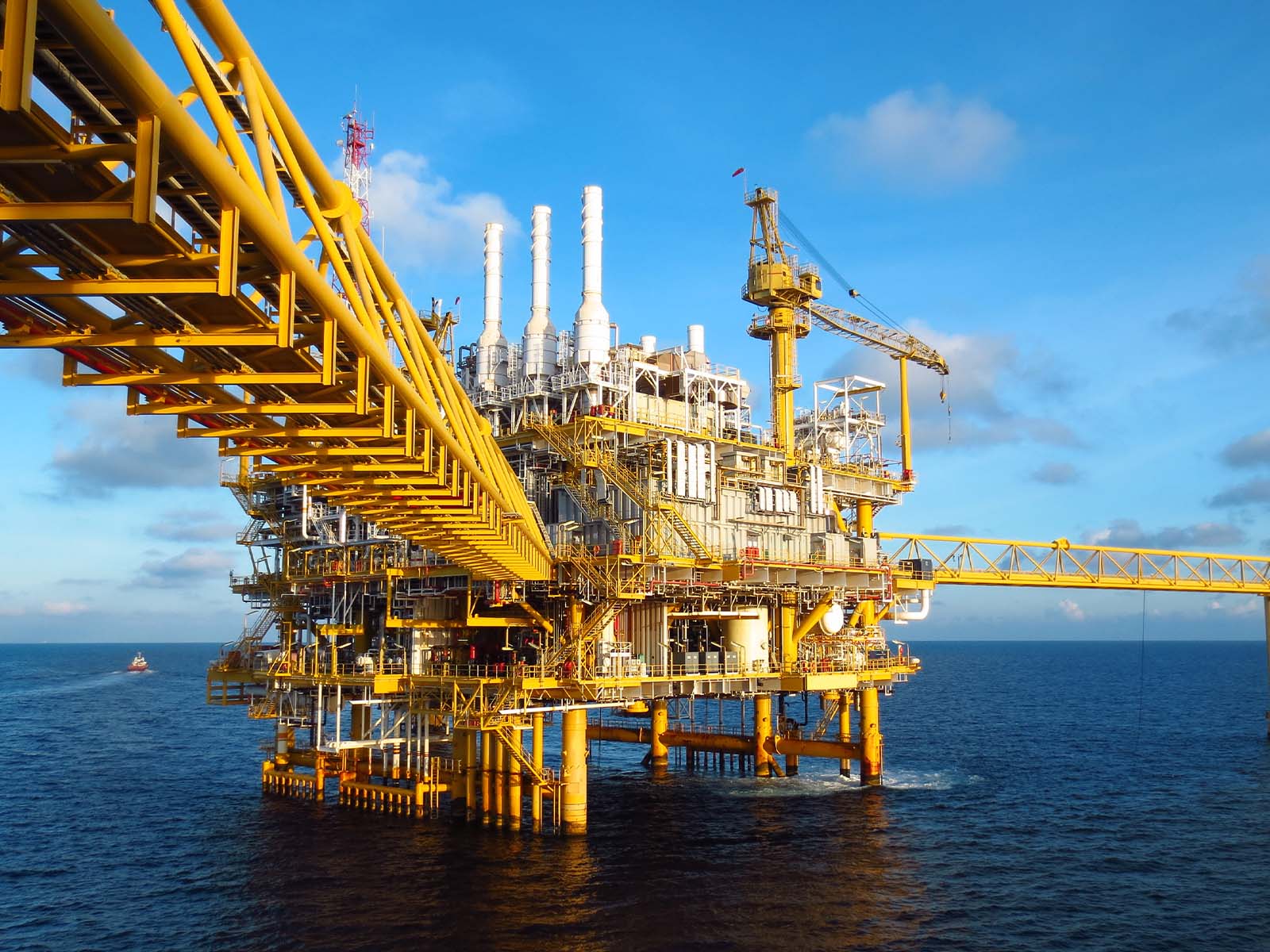 Fall protection system installed on offshore drilling platform for elevated work safety