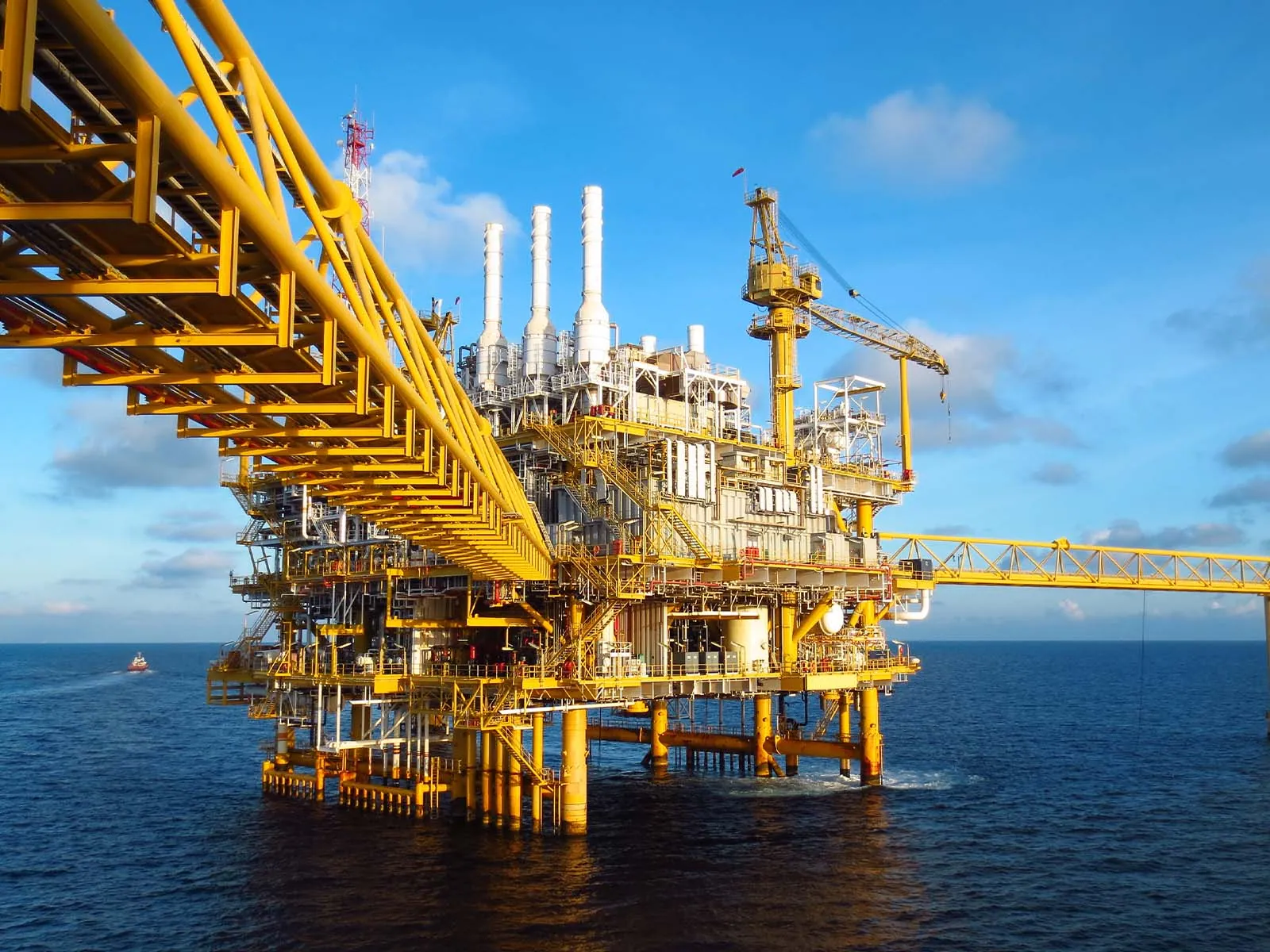 Fall protection system installed on offshore drilling platform for elevated work safety